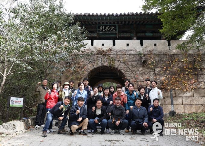 북한산성 대서문 앞에서 현장 설명회 참여자들이 기념촬영하고 있다.