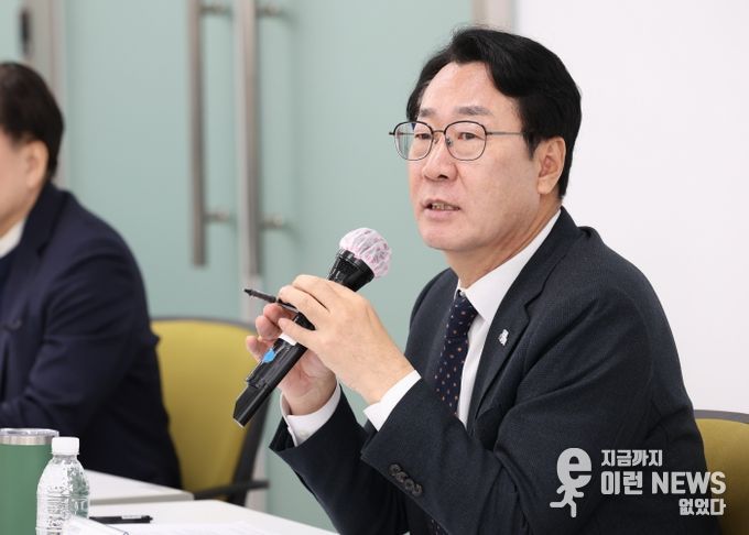 정명근 화성특례시장이 4일 화성특례시 AI 자문단 위촉식에서 발언하고 있다