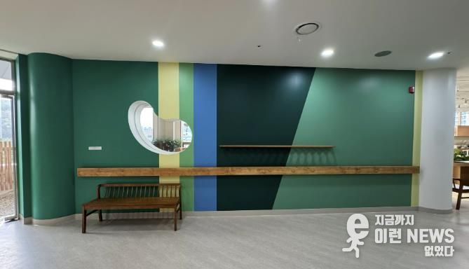 어르신 인지건강 증진을 위한 실내 다감각 정원 '소하담숲' 모습. 사진 오른편 내부 정원에서 왼편 외부 정원으로 나가는 복도의 벽을 자연의 색을 재해석한 색으로 칠했다.