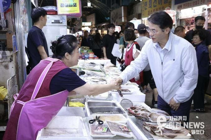 한가위 맞이 전통시장에 방문한 이동환 고양특례시장
