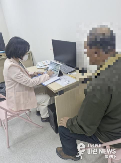 안산시 단원보건소 관계자가 4일 대부동 지역 주민을 대상으로 치매 선별검사를 진행하고 있다.