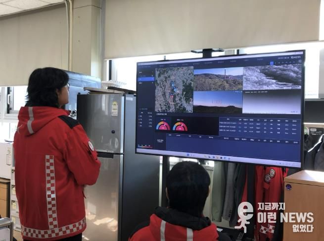 광명시 산불방지대책본부에서 실시간으로 송출되는 산불 감시 영상과 AI 복합진단 알고리즘 기술로 분석한 결과를 모니터링하고 있다.