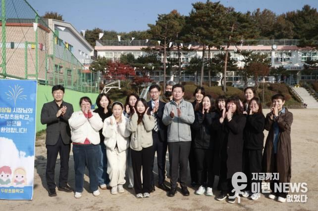 이상일 용인특례시장이 처인구 원삼면 두창초등학교에서 학교환경 개선을 위한 간담회를 열었다.