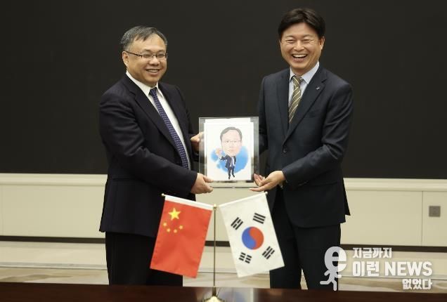 조용익 부천시장(오른쪽)이 2일 왕흐어성 하얼빈시장을 만나 자매결연 체결 30주년을 기념하며 사진을 촬영하고 있다.