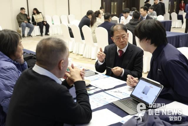 3일 열린 ‘부천시-하얼빈시 기업 수출상담회’에서 관내 기업과 하얼빈 현지 에이전시가 1:1 비즈니스 상담을 진행하고 있다.