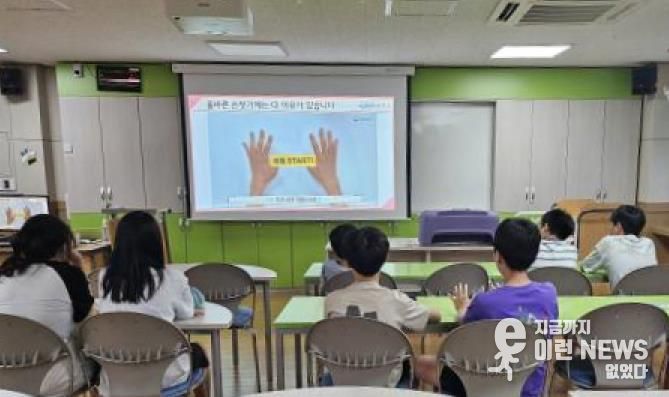 화성특례시가 관내 어린이들을 대상으로 손씻기 교육을 하고 있다