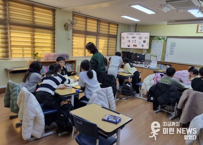 지역 시민이 직접 디지털 윤리 강사로 참여하는 '디지털 윤리 교실'이 진행되고 있다.