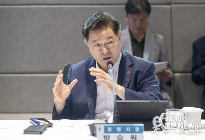 박승원 광명시장이 지난 9월 시청 컨퍼런스룸에서 열린 '2025년 제2차 재정전략회의'에 참석해, 재정 전문가들과 함께 국가 재정정책 기조에 따른 지방 대응 전략과 광명시 재정 혁신 방향을 심도 있게 논의했다.