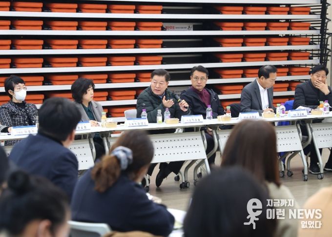 박승원 광명시장이 17일 오후 광명동초등학교 통학로 안전 확보를 위한 현장간담회에 참석해 발언하고 있다.