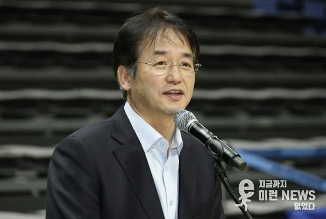 ‘2025년도 어르신 송년 음악회’에 참석해 인사말 중인 이동환 고양특례시장