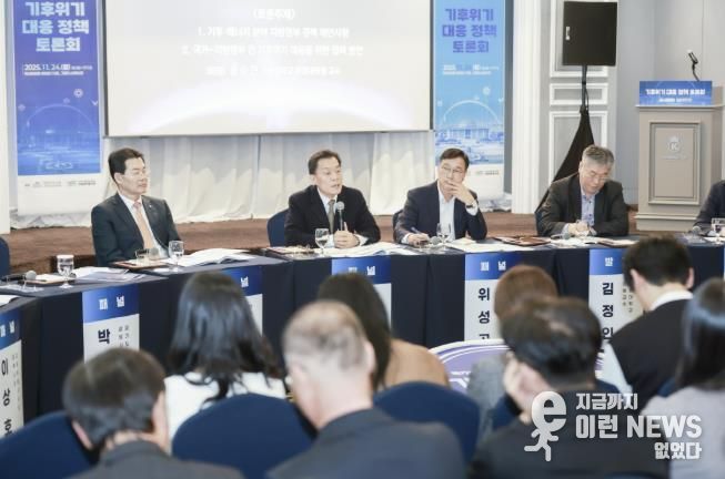 이재준 수원시장이 패널토론에서 발언하고 있다.