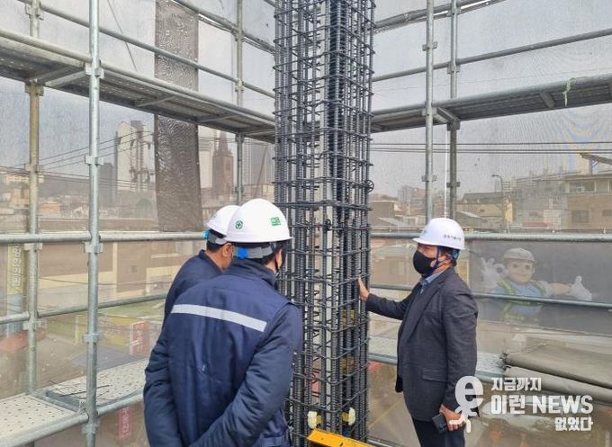 점검반이 건축공사장을 점검하고 있다.