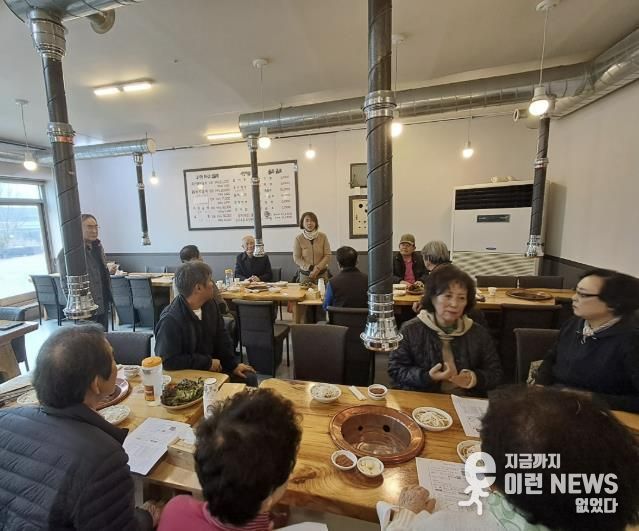 교문1동 이진수 동장과 관내경로당 14개소 회장들이 간담회 후 포즈를 취하고 있다.