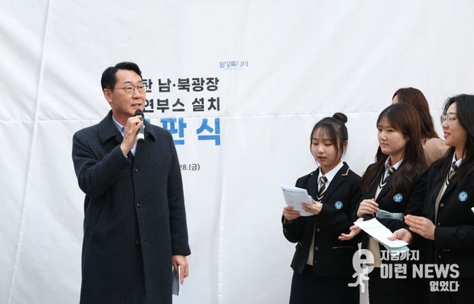 정명근 화성특례시장이 학생들과 흡연부스 설치에 따라 정화된 거리 환경에 대해 이야기 하고 있다