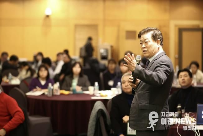 박승원 광명시장이 4일 오후 제주도 켄싱턴 리조트에서 열린 ‘2025 대한민국 ESG정원정책포럼-공무원 혁신 리더십 과정’에 참석해 ‘탄소중립으로 지속가능한 도시전환’을 주제로 한 특별강연을 하고 있다.