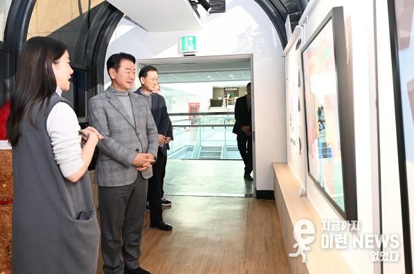 김동근 시장이 12월 4일 본관‧제1별관 연결통로에 마련된 ‘시민갤러리’ 전시 현장을 둘러보고 있다.