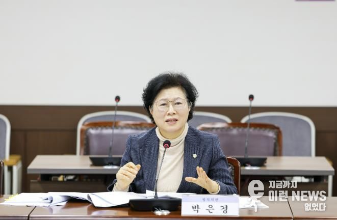 박은경 의원이 지난 11월 25일 제300회 제2차 정례회 기획행정위원회에서 자신이 대표 발의한 ‘안산시 직업교육혁신지구 사업 활성화 조례안’에 대해 발언하고 있다.