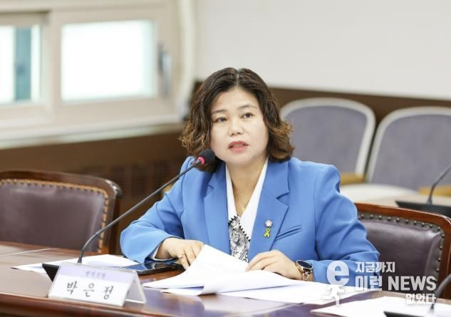 박은정 의원이 지난 11월 25일 제300회 제2차 정례회 기획행정위원회에서 자신이 대표 발의한 ‘안산시 인공지능산업 육성 및 지원 조례안’에 대해 설명하고 있다.