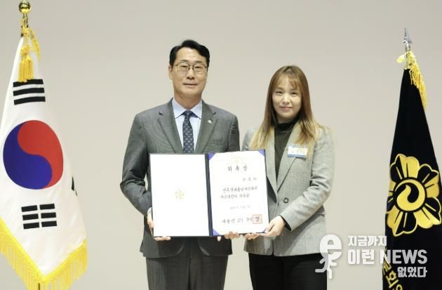 정명근 화성특례시장이 자문위원 위촉장을 들고 기념촬영을 하고 있다