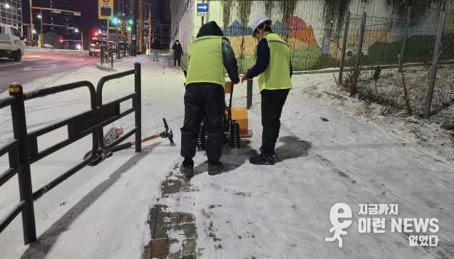 보행로 제설작업 현장 모습