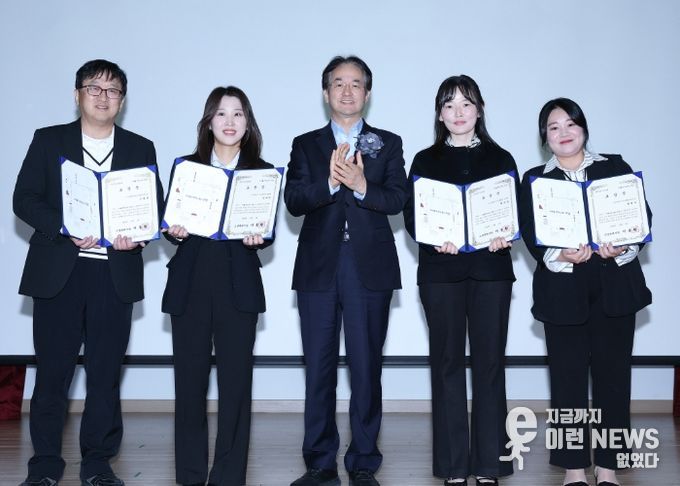 ‘2025년 사업보고회’보육유공자 표창 수상자 기념촬영