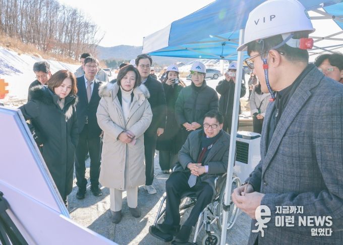 5일 과천주암지구 보도교 설치 요구 현장에서 신계용 과천시장 등 관계자가 설명을 듣고 있다