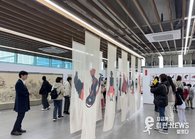 아트투어버스 참여자들이 전시를 관람하고 있다.