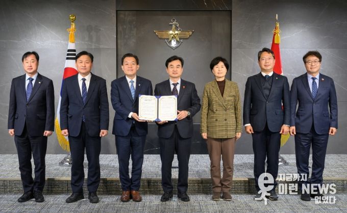 이재준 수원시장(왼쪽 세 번째)과 수원 지역 국회의원 5명이 안규백 국방부장관(왼쪽 4번째)에게 ‘수원 군 공항 이전의 국가전략 사업화를 위한 공동 건의문’을 전달한 후 함께하고 있다. 왼쪽부터 김준혁 의원, 김영진 의원, 이재준 시장, 안규백 장관, 백혜련 의원, 김승원 의원, 염태영 의원. 국방부 제공.