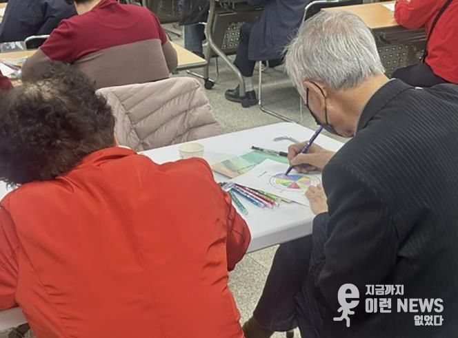 웰다잉교육에 참여한 시민이 내 삶을 돌아보는 노트를 작성 중이다