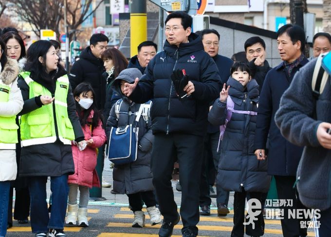9일 오전 대지초에서 이상일 시장이 통학로를 점검하고 있다