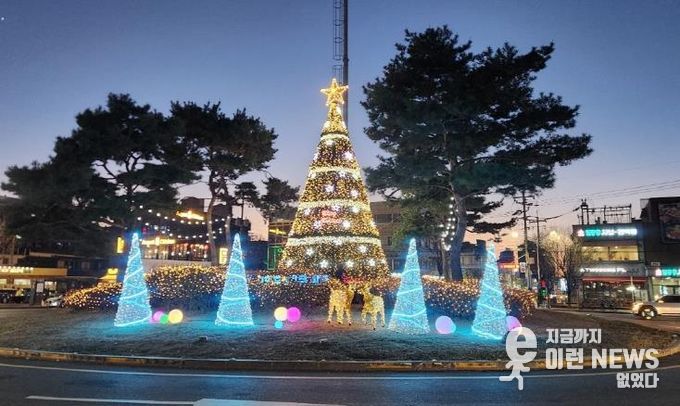 파주시 주요 교차로 대형 성탄절 나무 경관조명 설치… 따뜻한 연말 분위기 연출
