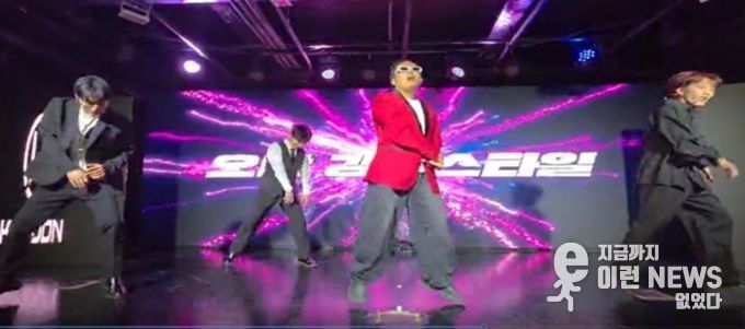 공연을 하고있는 인디스탈 소속 K-Pop 개그 아이돌 (사진제공: 주한외국기업연합회 KOFA)