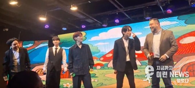 공연을 하고있는 K-Pop 개그 아이돌 과 바스티안 뢰슬러 회장 회장 (Plasmatreat Korea) (사진제공: 주한외국기업연합회 KOFA)