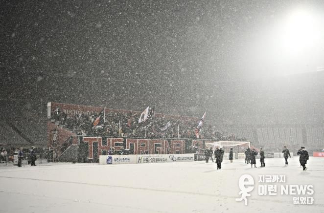 이달 4일, 부천FC1995의 승강 PO 1차전이 폭설로 연기된 후에도 헤르메스가 자리를 지키며 응원하고 있다.