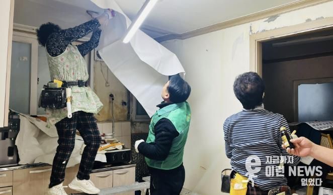 수원시 팔달구 매교동 새마을지도자협의회, 홀몸어르신을 위한 도배장판 지원사업 진행