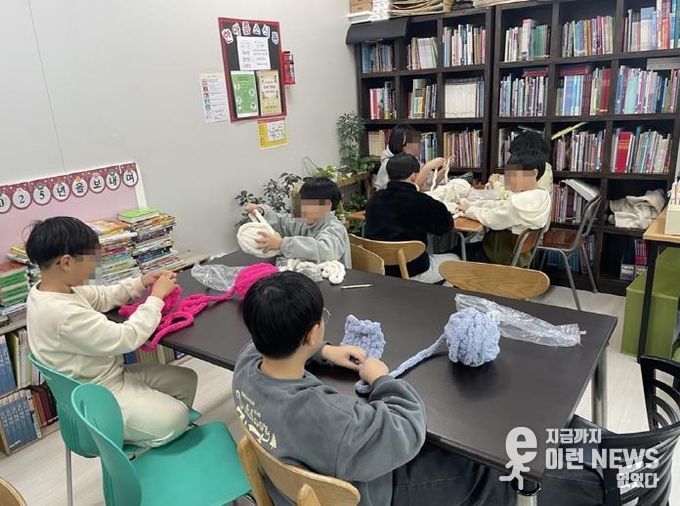 의정부시 송산2동, 아이들의 손끝에서 피어난 온기…어르신께 전할 사랑의 목도리 준비