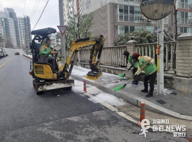 동두천시 불현동 지역자율방재단, 강설 대비 긴급 제설작업 실시