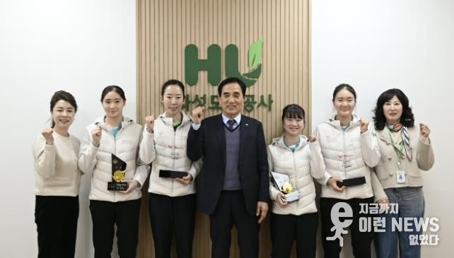 국제대회와 전국대회에서 입상한 화성도시공사 탁구단 선수들과 HU공사 한병홍 사장이 메달과 상패를 들고 기념촬영을 하고 있다.