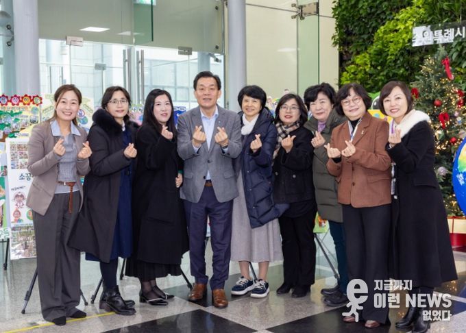 이재준 수원시장(왼쪽 4번째) 탄소중립 환경 챌린지 사진전이 열리는 시청 별관 로비에서 수원시 공공형어린이집연합회 관계자들과 기념촬영을 하고 있다.