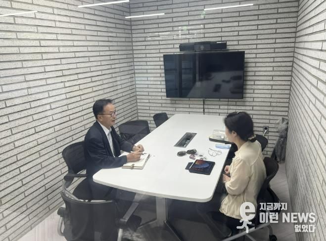 중소기업 애로상담센터 상담직원이 관내 업체를 방문해 상담을 진행하고 있다.