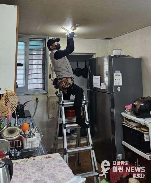 수원시 팔달구 화서1동 지역사회보장협의체, (주)전기쟁이 재능기부로 LED형광등 교체 지원해