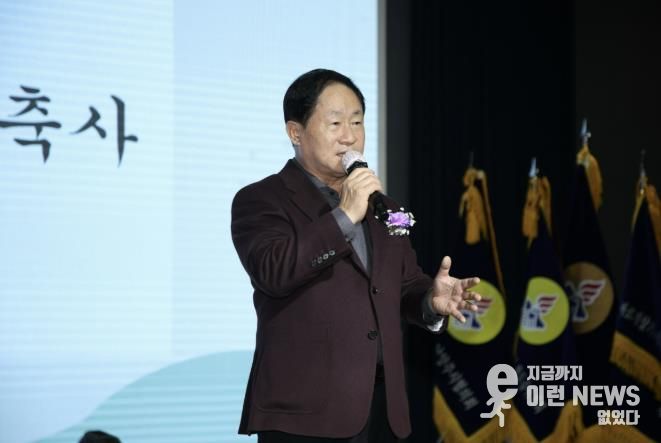 주광덕 시장이 바르게살기운동 남양주시협의회 회원대회에서 축사를 전하고 있다.