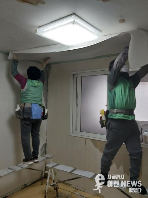 시흥시 신천동 새마을지도자협의회·부녀회, 소외계층 주거환경 개선 '집수리 봉사' 전개