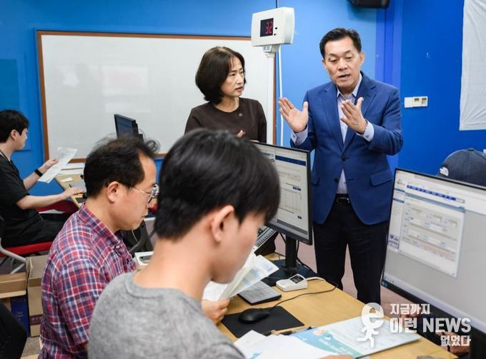 이재준 수원시장이 민생회복 소비쿠폰 신청 첫날인 7월 21일 인계동 행정복지센터를 찾아 민원안내 창구를 점검하고 담당직원들을 격려하고 있다.