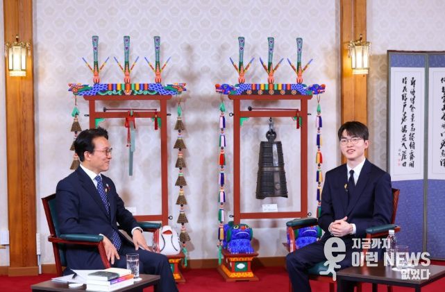 김민석 국무총리가 지난 18일 총리서울공관에서 프로게이머 '페이커' 이상혁 선수를 초청해 '제7차 토론나라: 총리의 인터뷰'를 진행하고 있다.