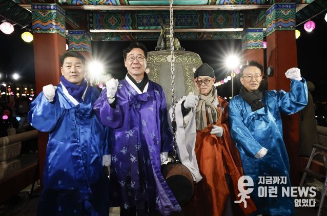 정명근 화성특례시장이 성효스님(용주사 주지), 배정수 화성특례시의회의장, 권칠승 국회의원과 함께 기념촬영을 하고 있다.