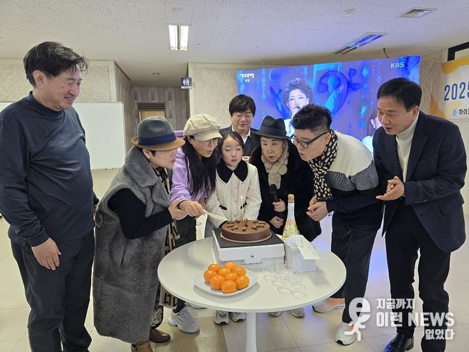 (주)케이엔터프라이즈 신년회 단체 케잌 커팅 사진 (왼쪽부터 윤영용 대표, 김영애 팬클럽 짱 회장, 가수 장은숙, 전하윤, 서진태본부장, 김미성 원로가수, 정원수 작곡가, 진영관 서울특별시도시정책위원장 등)