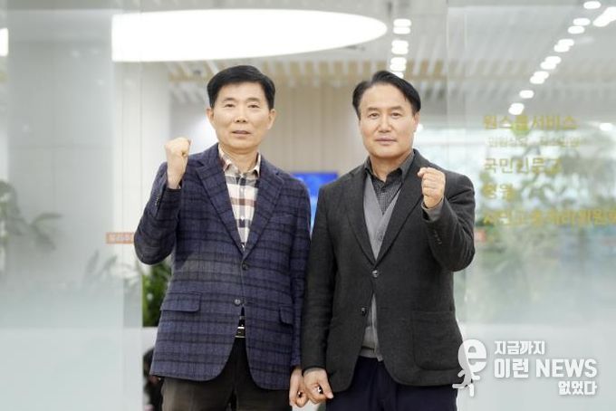 박도신 갈등조정관(왼쪽)과 김원규 특이민원대응전문관이 새빛민원실 앞에서 함께하고 있다.