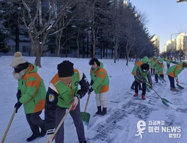 동두천시 생연2동 지역자율방재단, 강설 신속 대응 위한 제설 작업 실시