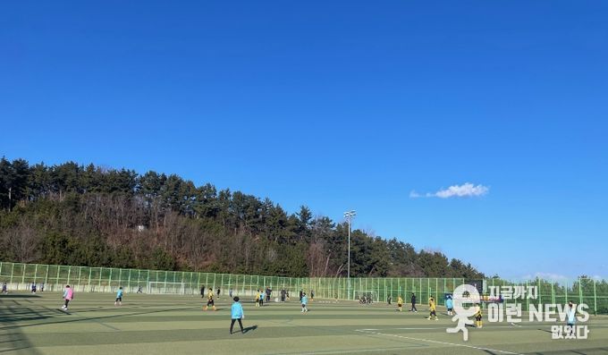2026 STAY영덕 동계 축구 전지훈련에 참가한 선수들이 훈련 프로그램을 소화하고 있다.